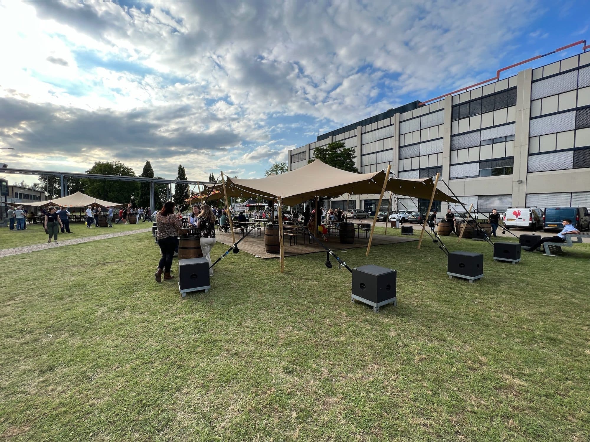 Bedrijfsevent met stretchtent naast kantoorpand