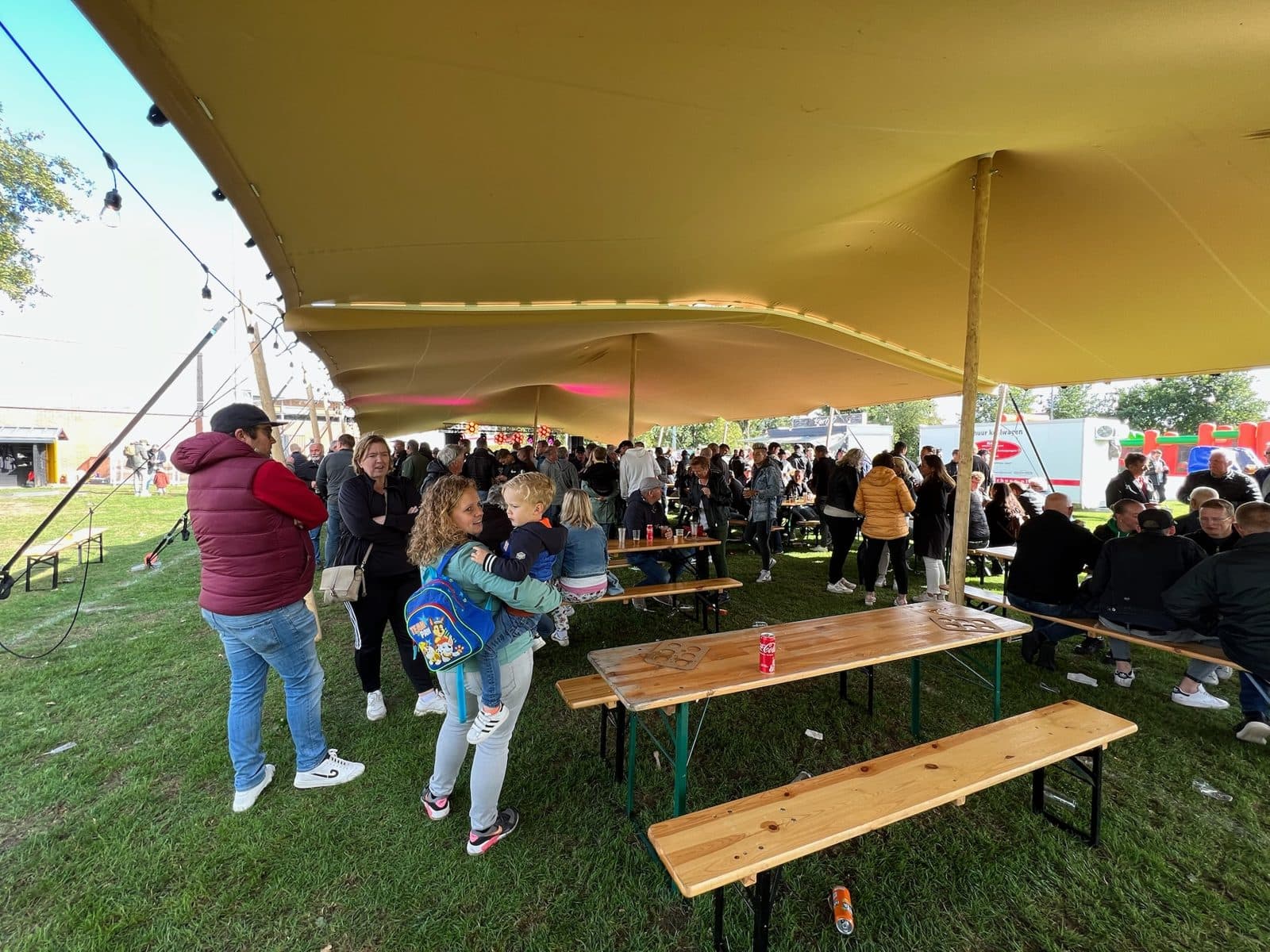 Stretchtent met gasten bij een feest in de omgeving van Ede