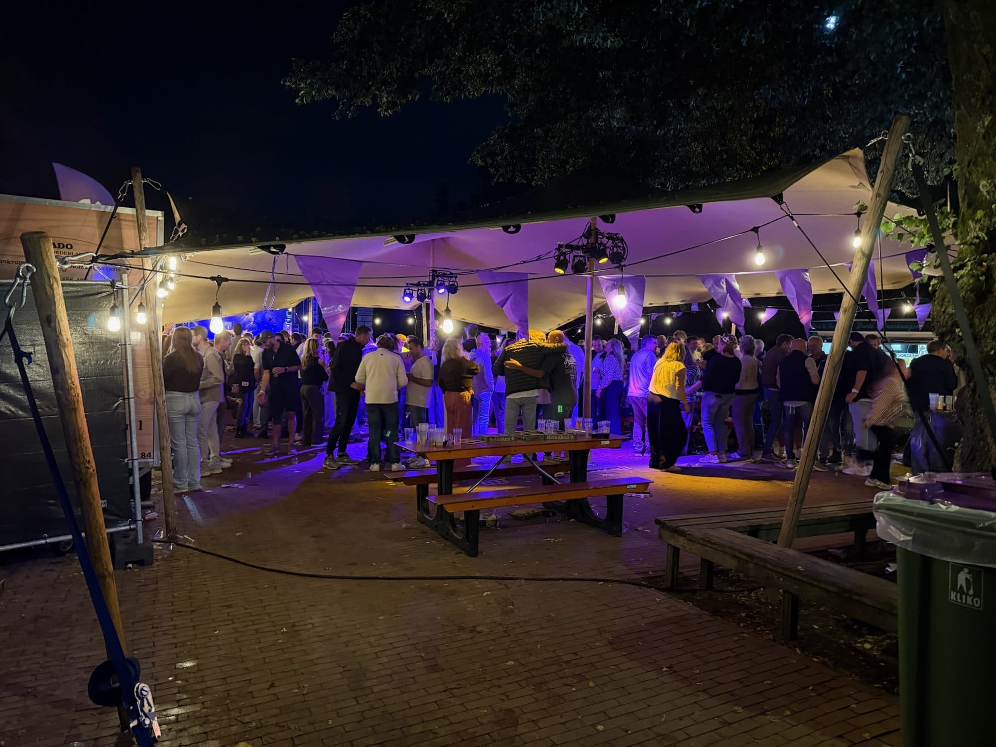 Stretchtent met sfeerverlichting tijdens een feest