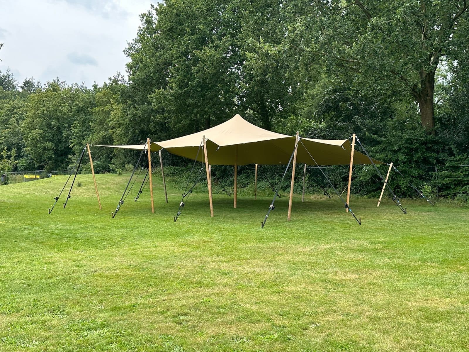 Stretchtent op een grasveld in de omgeving van Apeldoorn