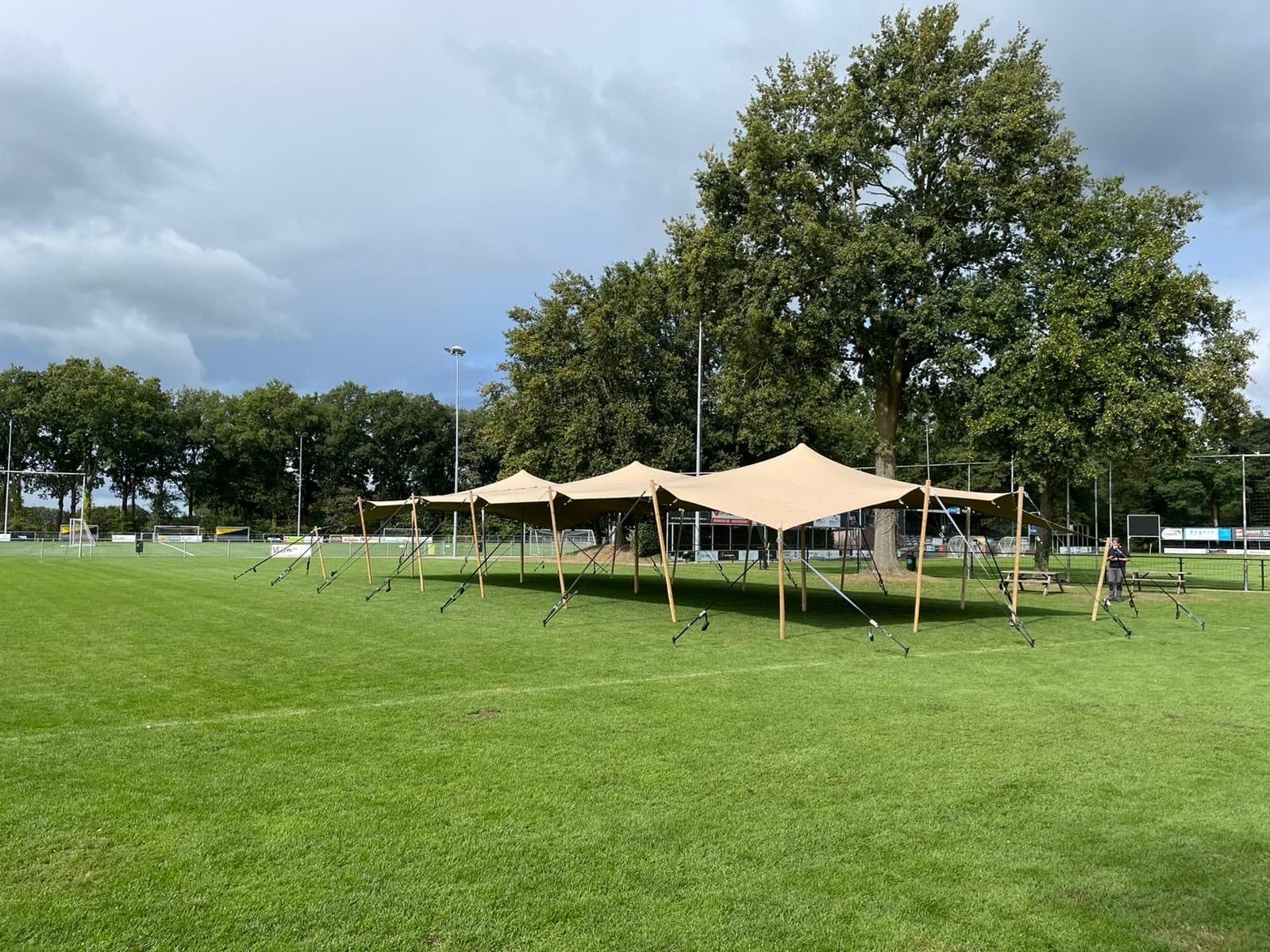 Opgebouwde stretchtent op een grasveld
