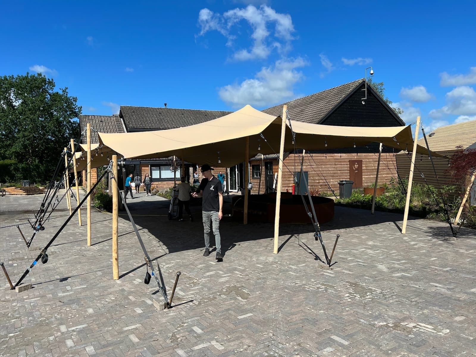 Opgebouwde stretchtent op een bestraat plein