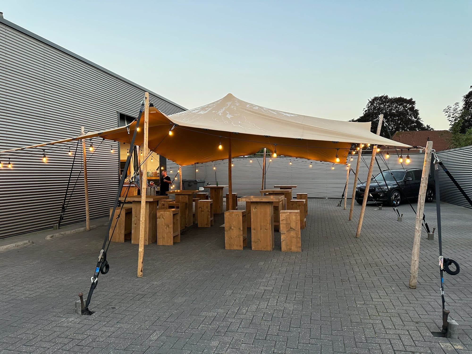 Prikverlichting onder stretchtent bij avond