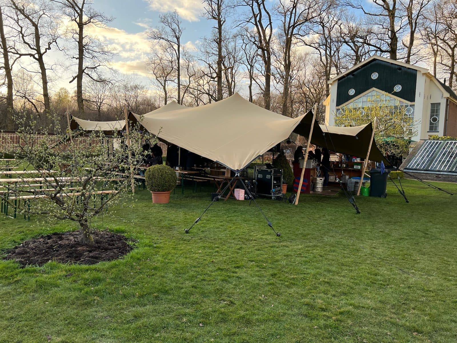 Stretchtent in een tuin in de provincie Utrecht