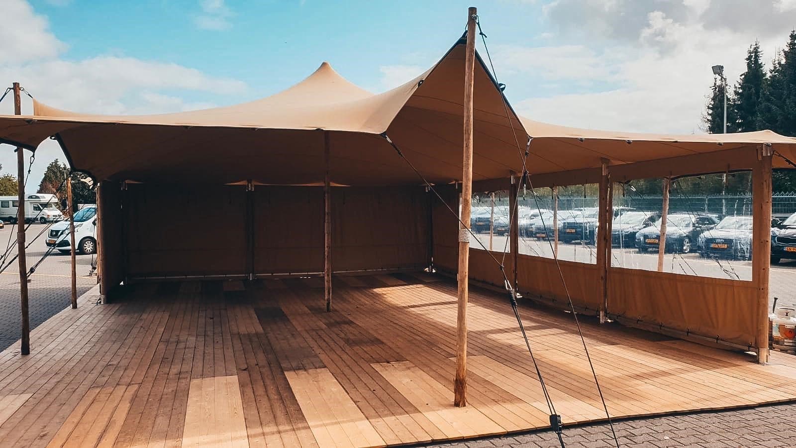 Stretchtent met zijwanden en ramen