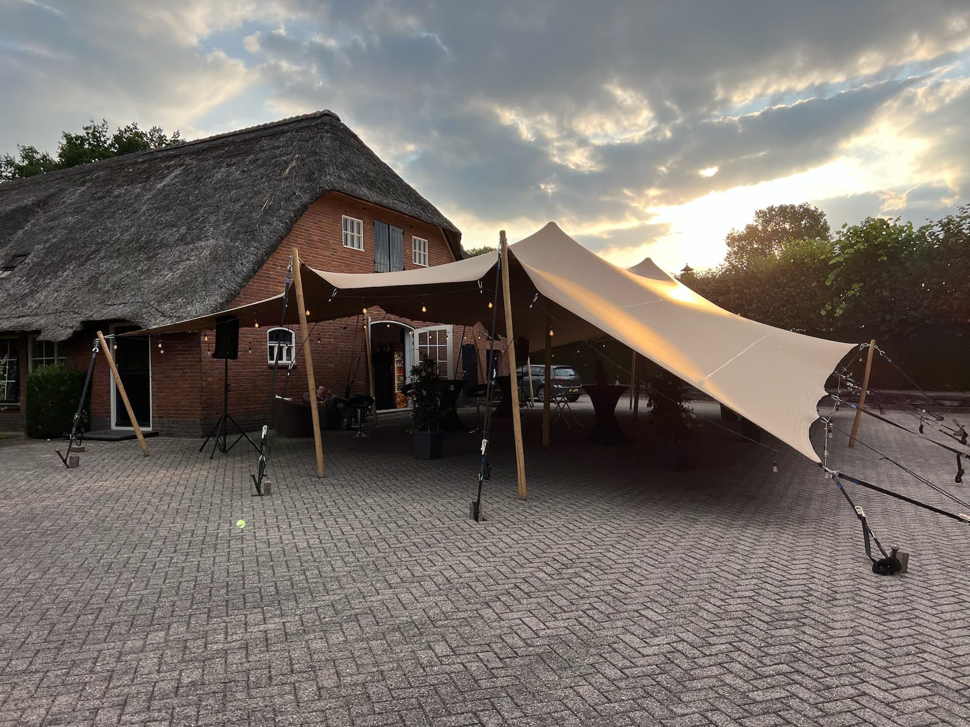 Stretchtent bij een boerderij op de Veluwe